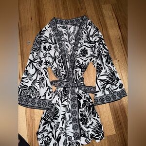 Knox Rose Black and White Floral Robe